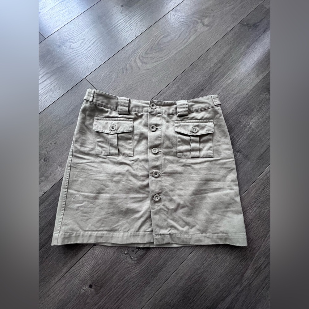 NWOT 
GAP Khaki Women’s Skirt
Size 4